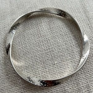 Excellent condition sterling silver Silpada Twisted Ribbon bangle bracelet